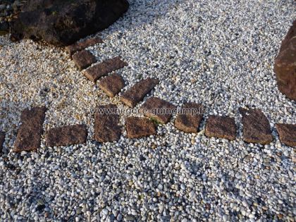 Moellons granit rose en bordure.