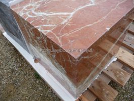 cube de marbre rouge poli 40 cms x 40 cms x 40 cms.